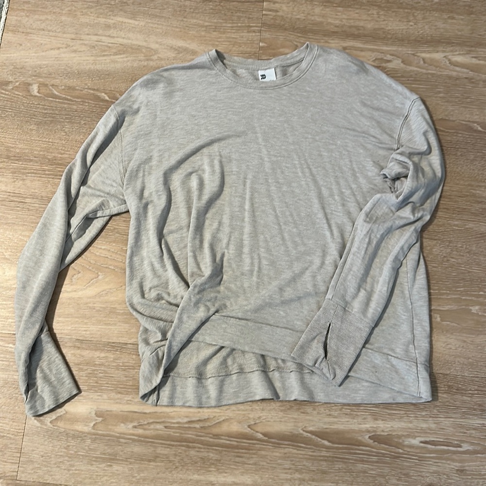 Lightweight sweatshirt with twist on right hip.
